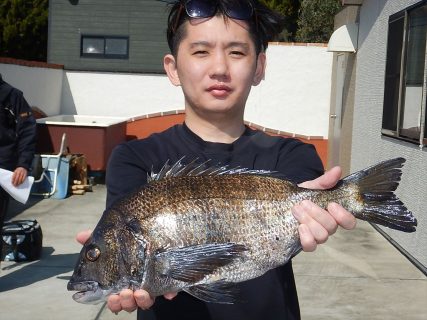 20260222 　クロダイ（2.0Kg 48㎝) 、メジナ　白浜渡船